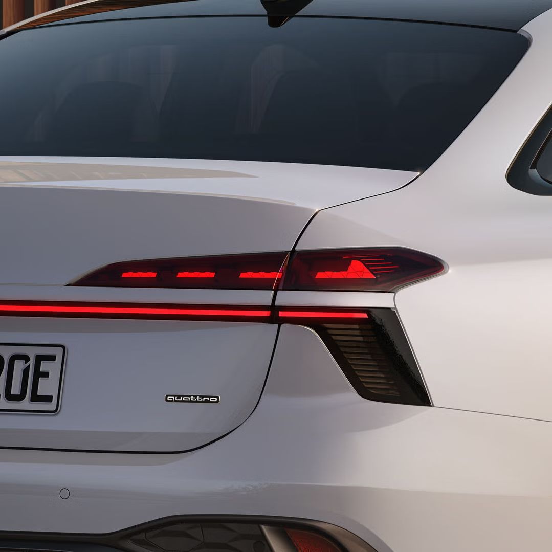 Nahaufnahme der OLED Heckleuchte mit dem dynamischen Blinklicht und dem durchgehenden Leuchtenband an der A6 Limousine e-hybrid.