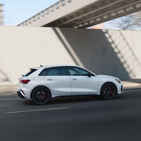 Ein Audi A3 Sportback e-hybrid in Nahaufnahme von der Seite überfährt eine Brücke.