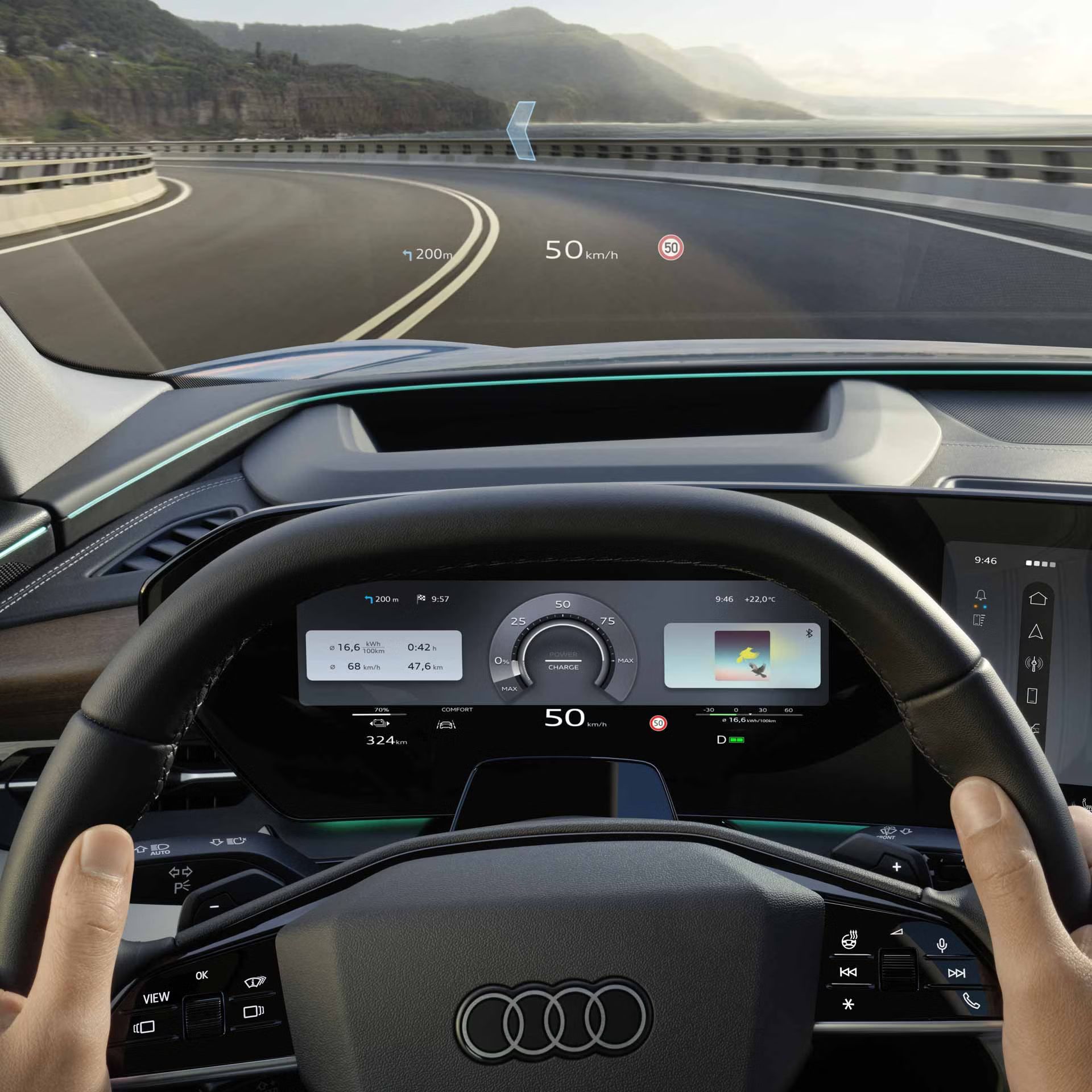 Der Q6 SUV e-tron aus Fahrerperspektive während der Fahrt. Das Head-up-Display zeigt Geschwindigkeit, Geschwindigkeitsbegrenzung, sowie die Navigation und den Verlauf der nächsten Kurve an.