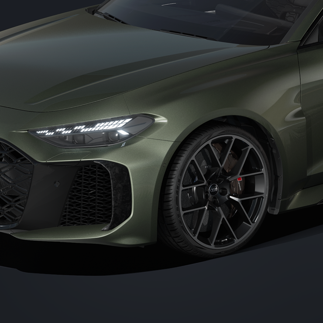 Die RS 5 Limousine schräg von vorn, mit Fokus auf die vordere Fahrzeughälfte.