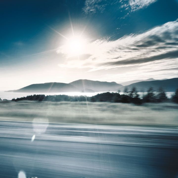 Blick aus den fahrenden Auto auf die Landschaft