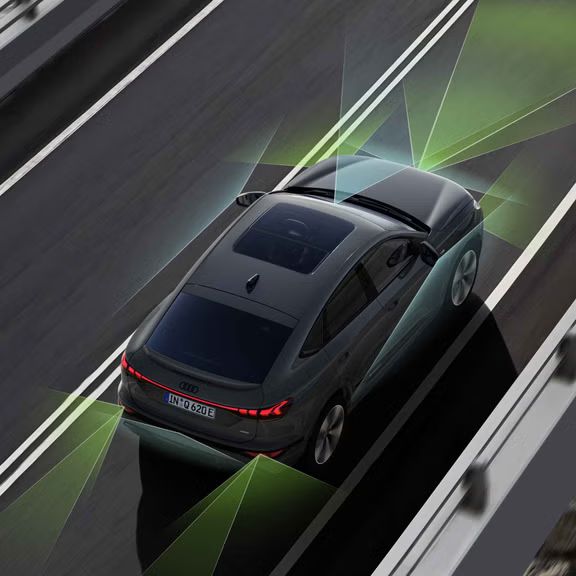 Der Q6 Sportback e-tron von schräg oben. Vom Heck und der Front aus unterteilen grüne und blaue Vektoren die Flächen hinter und vor dem Fahrzeug.