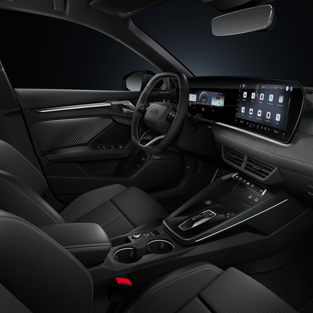 Blick auf das Cockpit mit Lenkrad, Mittelkonsole, digitale Displays und das Ambiente-Licht im Audi A3 Sportback e-hybrid.