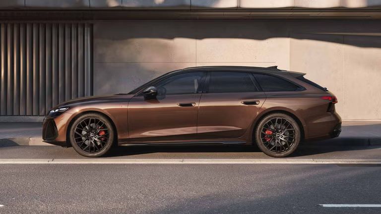 Der A6 Avant steht im Seitenprofil in einer Parkbucht vor der Fassade eines Gebäudes.