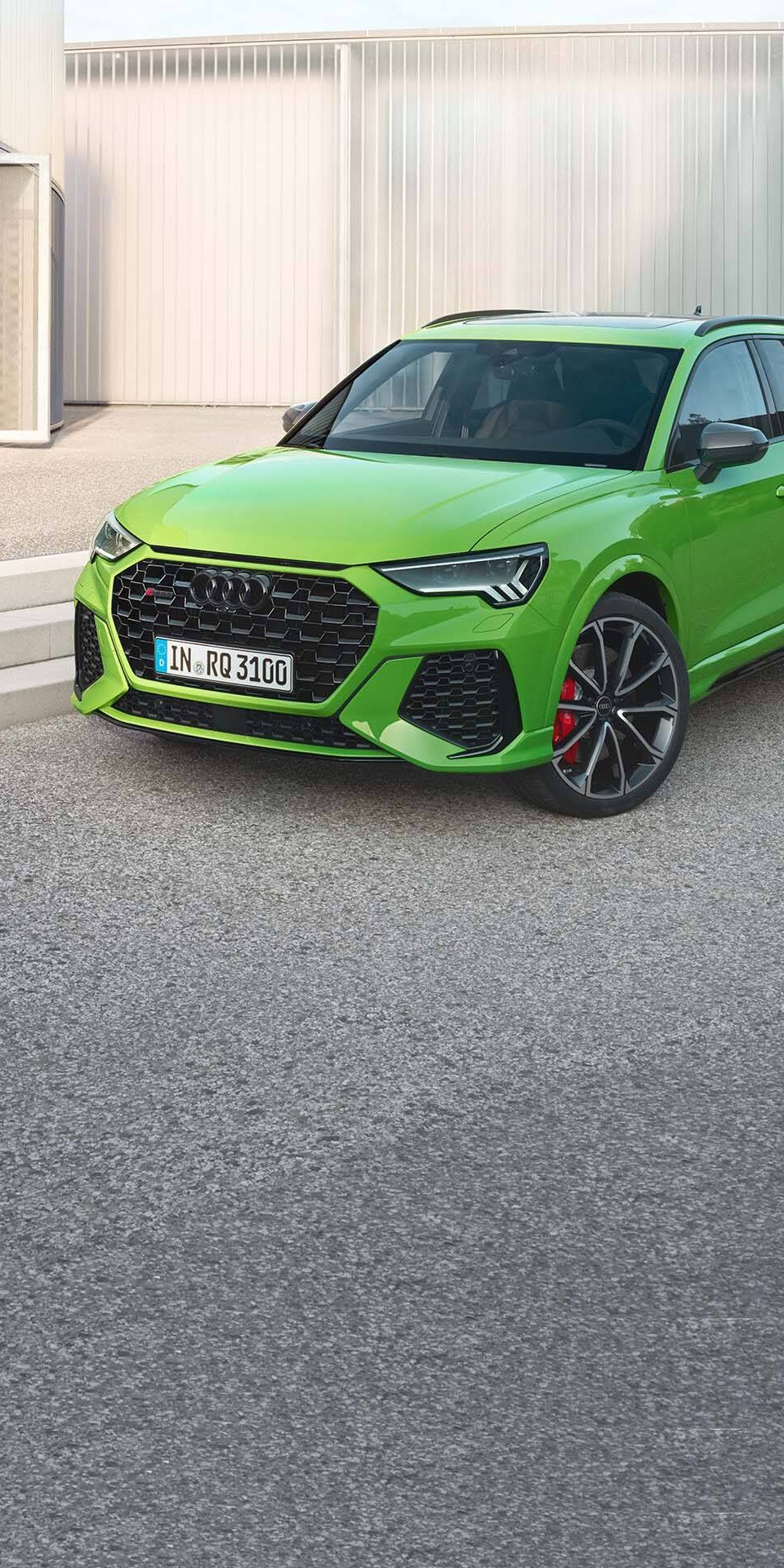 Frontale Seitenansicht des RS Q3 mit Mann an der Seite