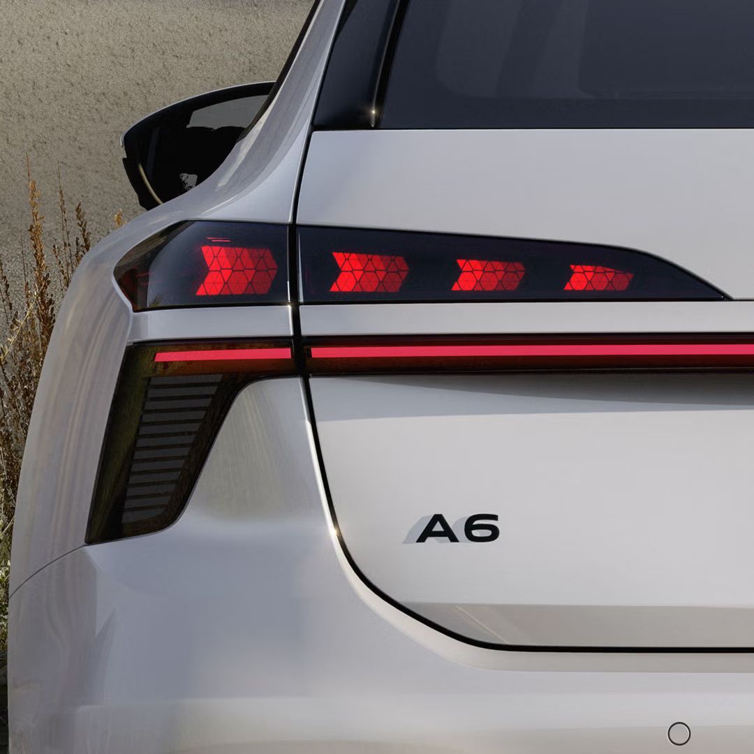 Nahaufnahme der Heckleuchte am A6 Avant e-hybrid. Die Heckleuchte zeigt eine der Schlusslichtsignaturen
