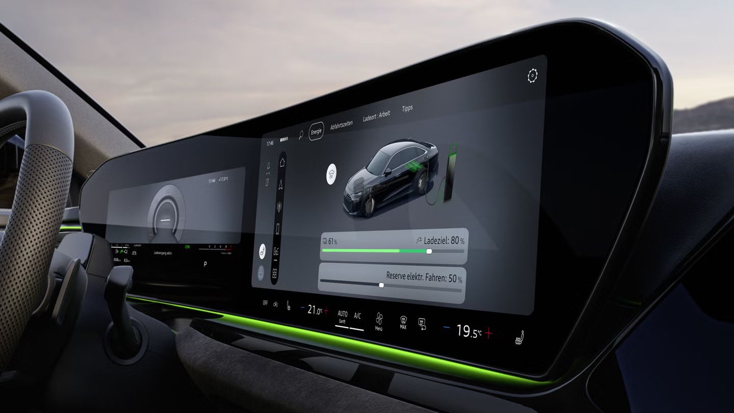 Nahaufnahme des Cockpits aus Beifahrerperspektive mit Fokus auf dem MMI-Display. Auf diesem wird der aktuelle Ladezustand sowie ein Slider zur Regelung der Reserve angezeigt.