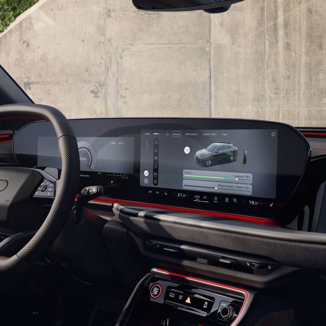 Blick auf das Panorama-Display des Q5 Sportback e-hybrid.