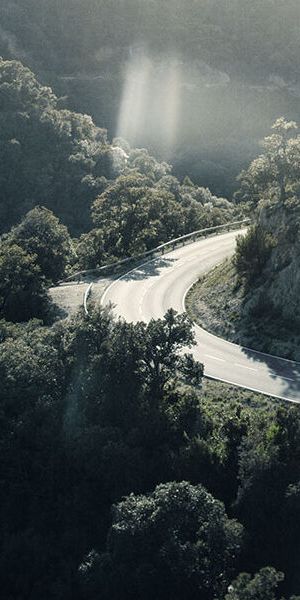 Blick von oben auf eine Straße in den Bergen.