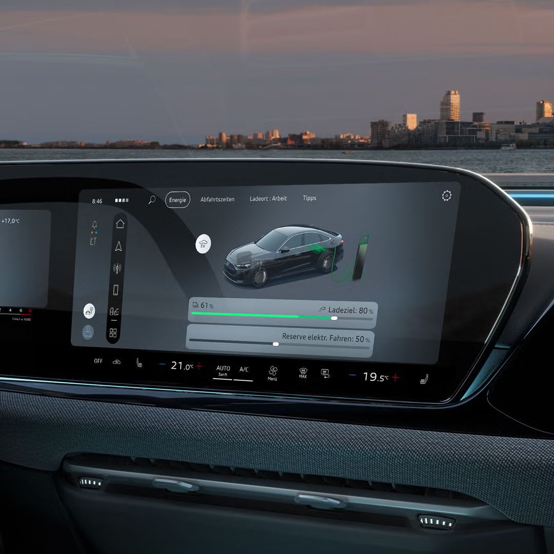 Nahaufnahme des MMI-Displays in der A5 Limousine e-hybrid. Auf diesem wird der aktuelle Ladezustand, sowie ein Slider zur Regelung der Reserve angezeigt.