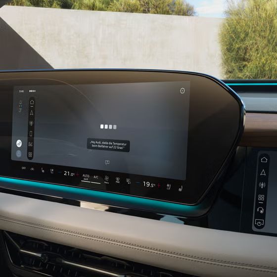 Nahaufnahme des MMI touch-Displays, auf welchem die Oberfläche des Audi assistant gezeigt wird.