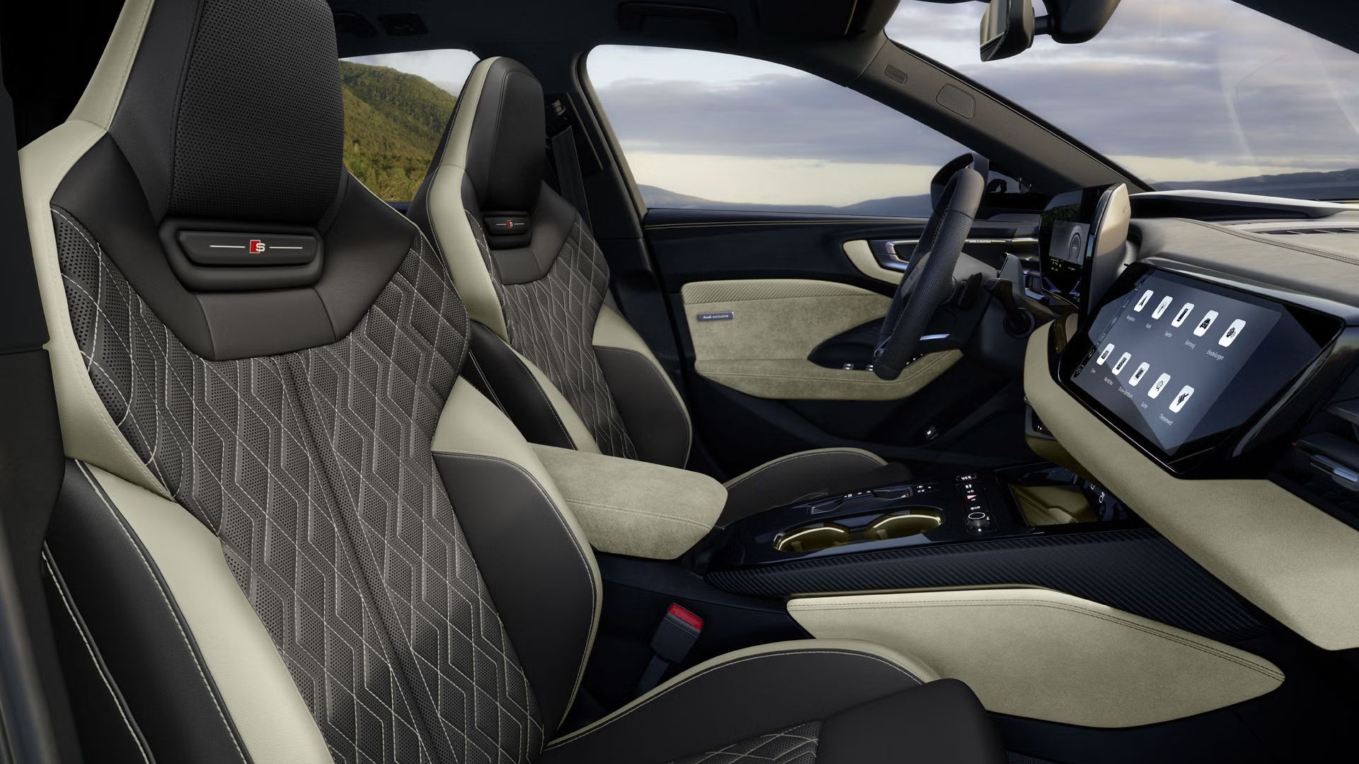 Blick durch das Beifahrerfenster in das Cockpit des A5 Avant e-hybrid. Sportsitze in Leder-Kombination mit Rautensteppung.