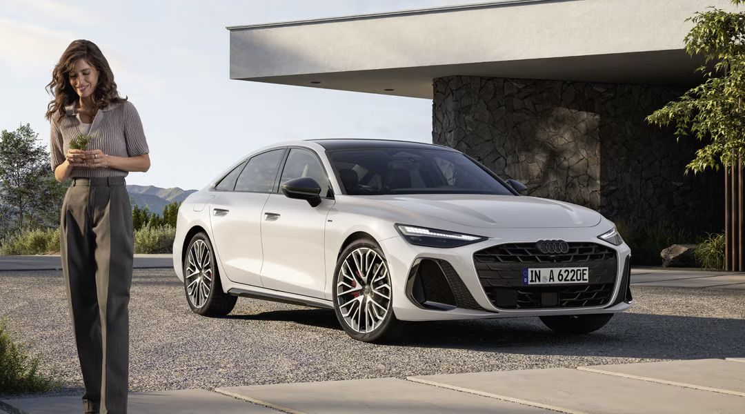 Eine Audi A6 Limousine e-hybrid parkt vor einem Haus