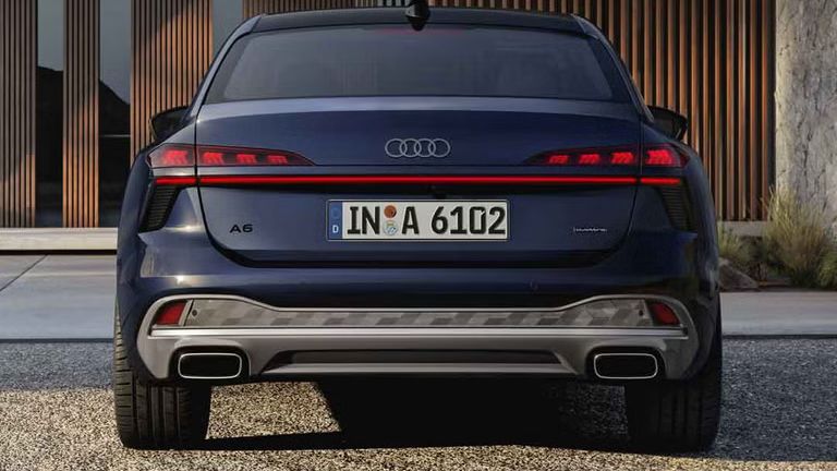Die A6 Limousine in der Heckperspektive. Das Fahrzeug steht einem modernen Haus zugewandt.