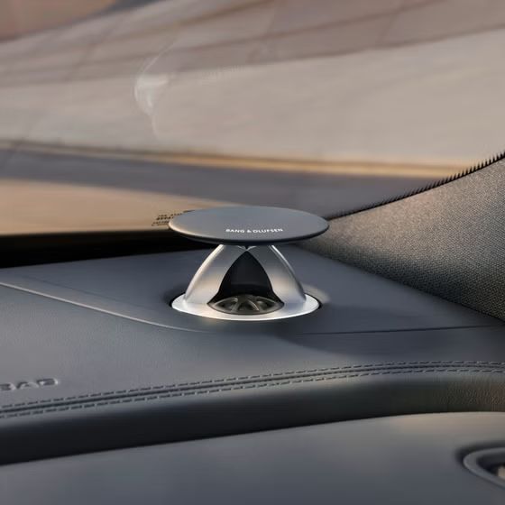 Detailaufnahme eines Lautsprechers des Bang & Olufsen Soundsystems.