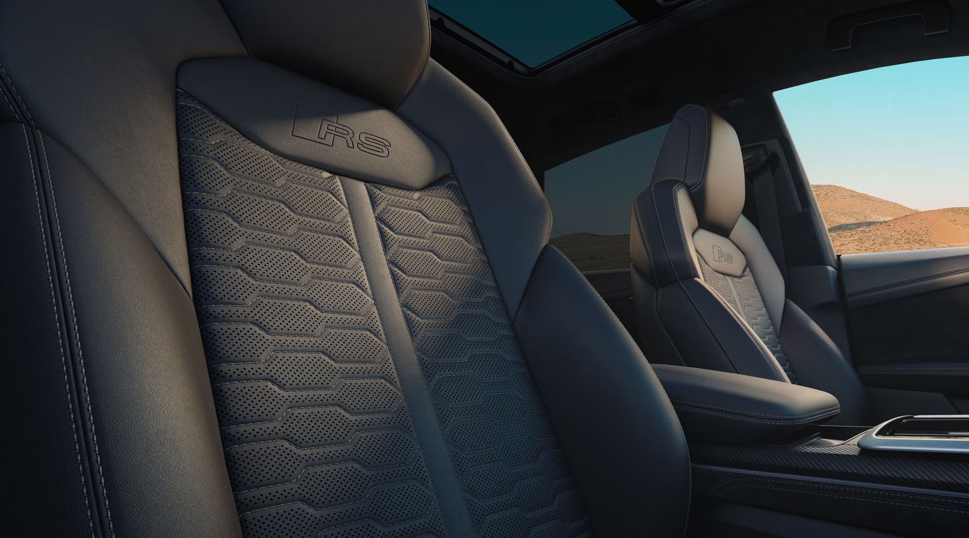 Nahaufnahme der vorderen Sportsitze im Audi RS Q8 SUV.
