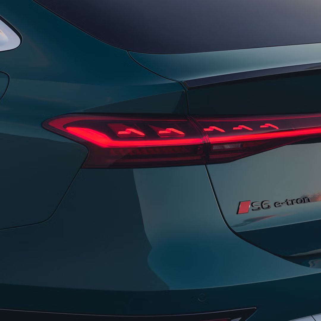 Nahaufnahme der OLED Heckleuchte mit durchgehendem Leuchtenband am S6 Sportback e-tron. Die Heckleuchte zeigt eine Schlusslichtsignatur.