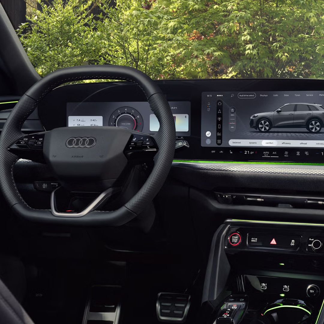 Blick von der Rückbank in das Cockpit des Q5 SUV. Im Fokus steht das Panoramadisplay mit dem Audi Virtual Cockpit und dem MMI Display.	