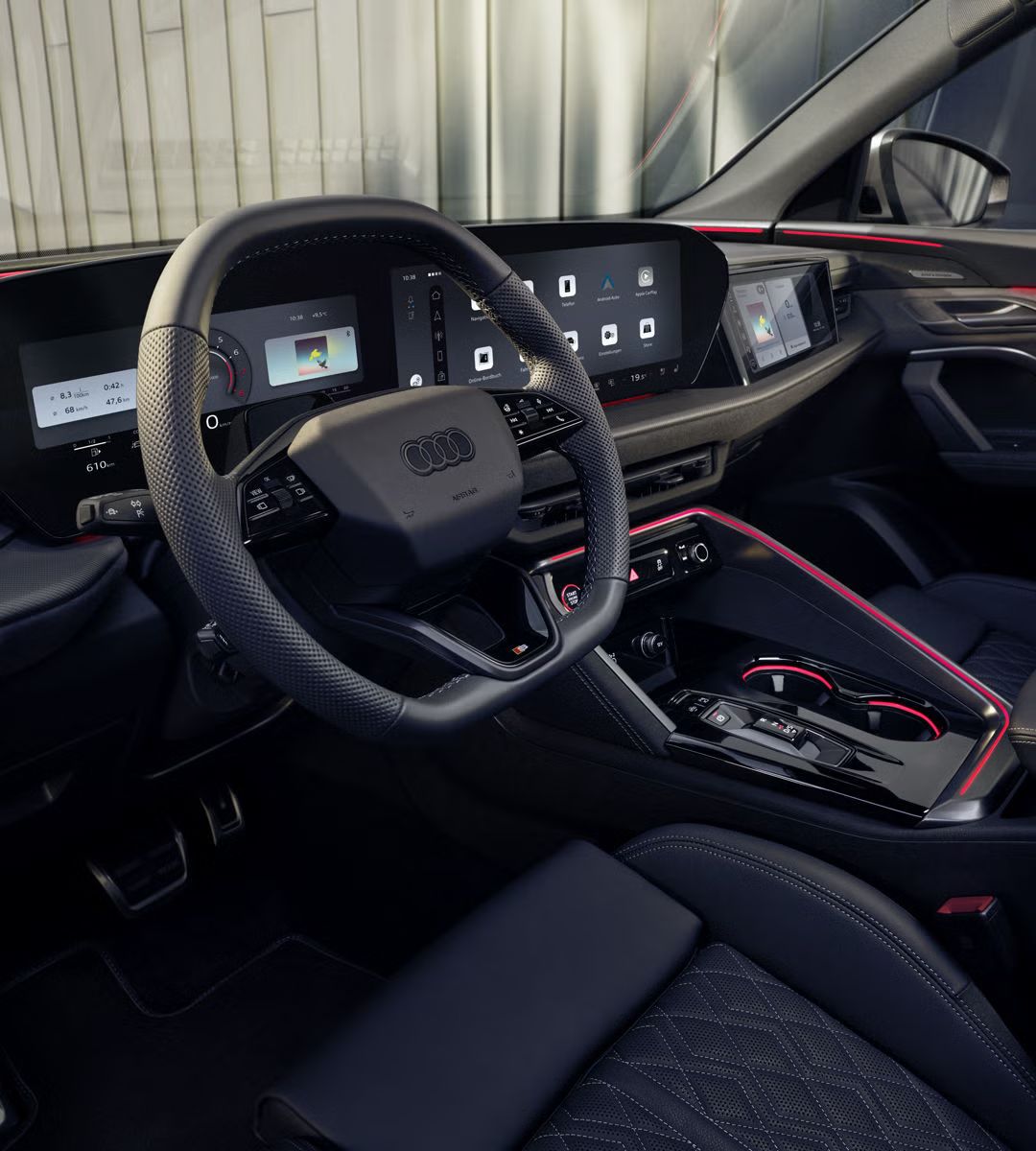 Blick in das Cockpit des SQ5 Sportback durch das Fahrerfenster. Zu sehen sind die verschiedenen Displays im Cockpit, sowie die rote Ambiente Beleuchtung.