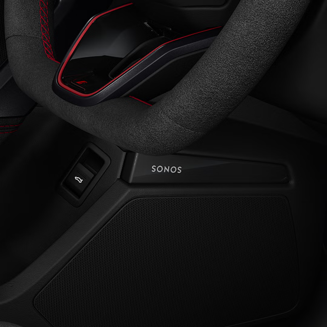 Nahaufnahme auf das Sonos-Logo unterhalb des Sportkonturlenkrad.
