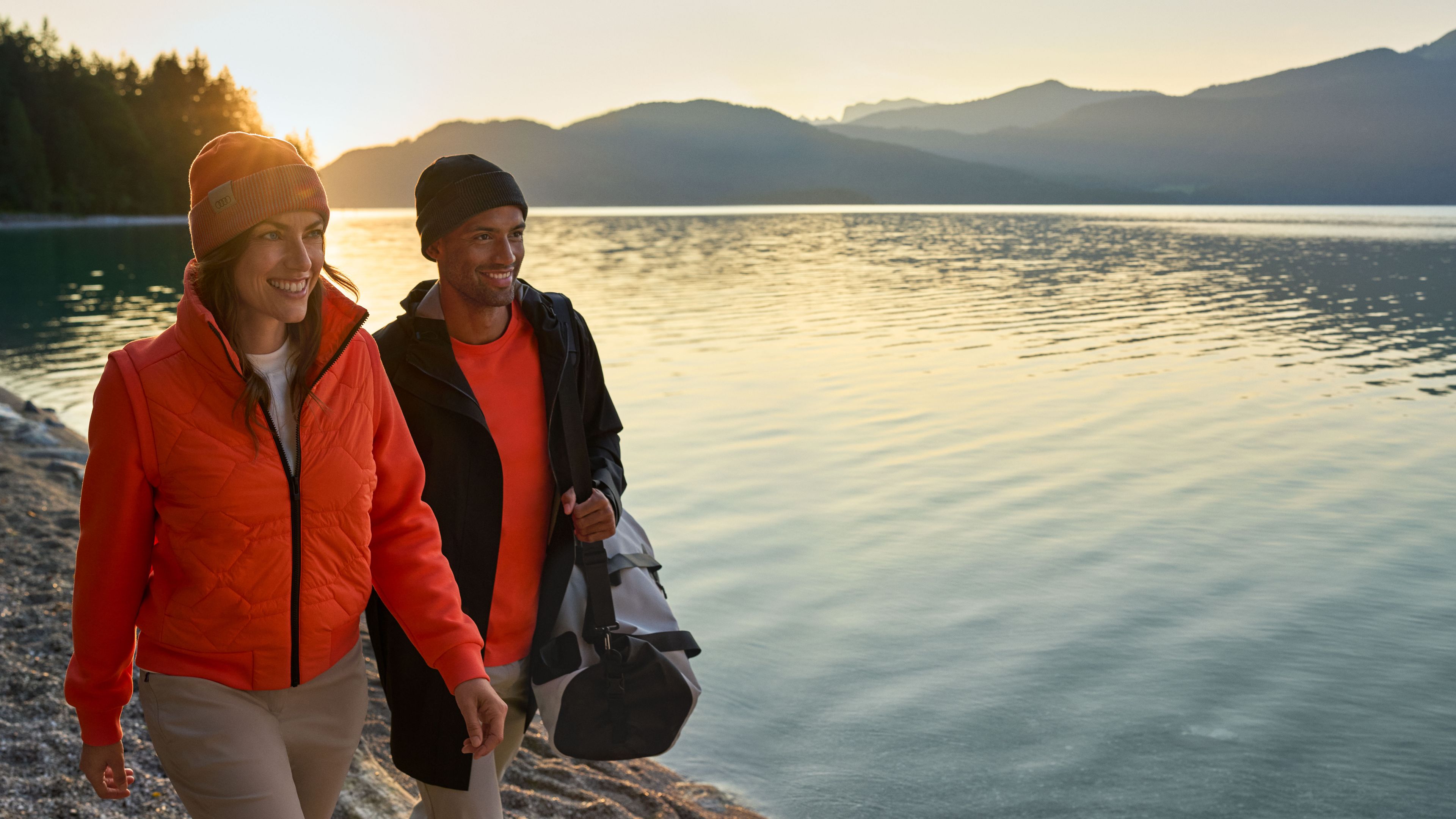 Ein Man und eine Frau beim Spaziergang an einem See