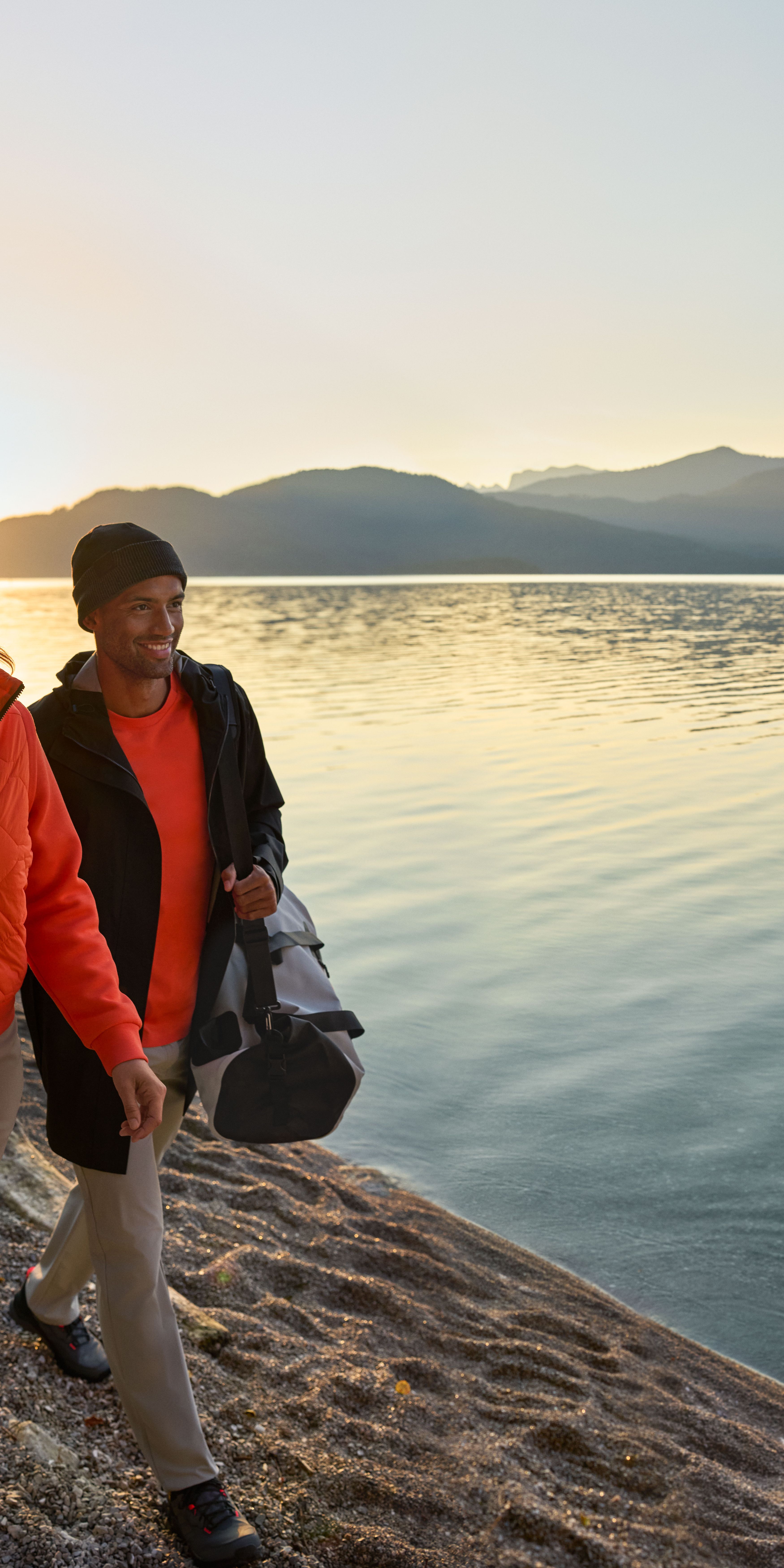 Ein Man und eine Frau beim Spaziergang an einem See