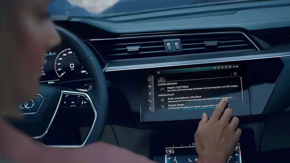 Audi connect wird über das Auto-Display benutzt