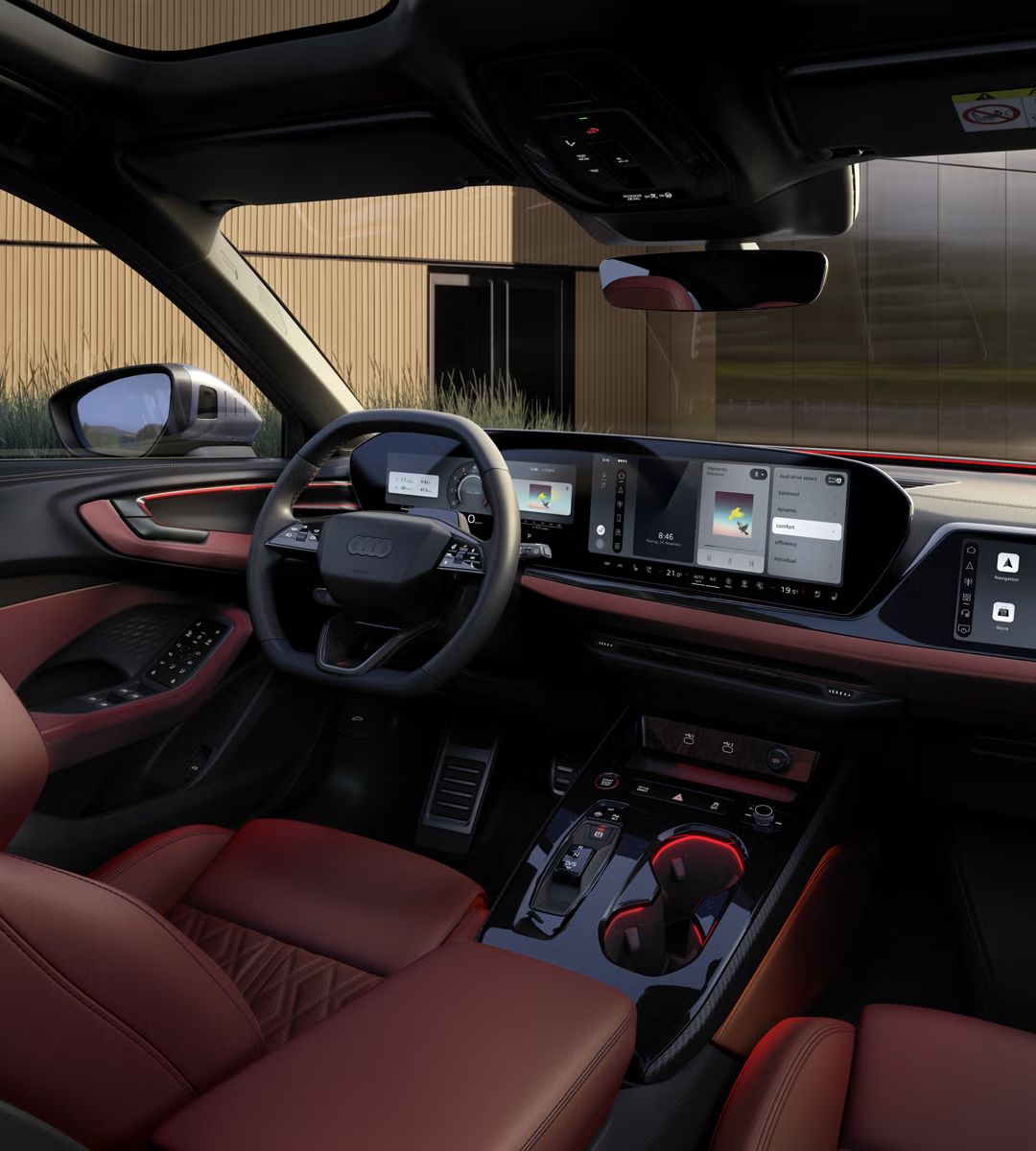 Innenraum und Cockpit des S5 Avant aus Beifahrerperspektive. Der Innenraum leuchtet in rotem Ambiente Licht.