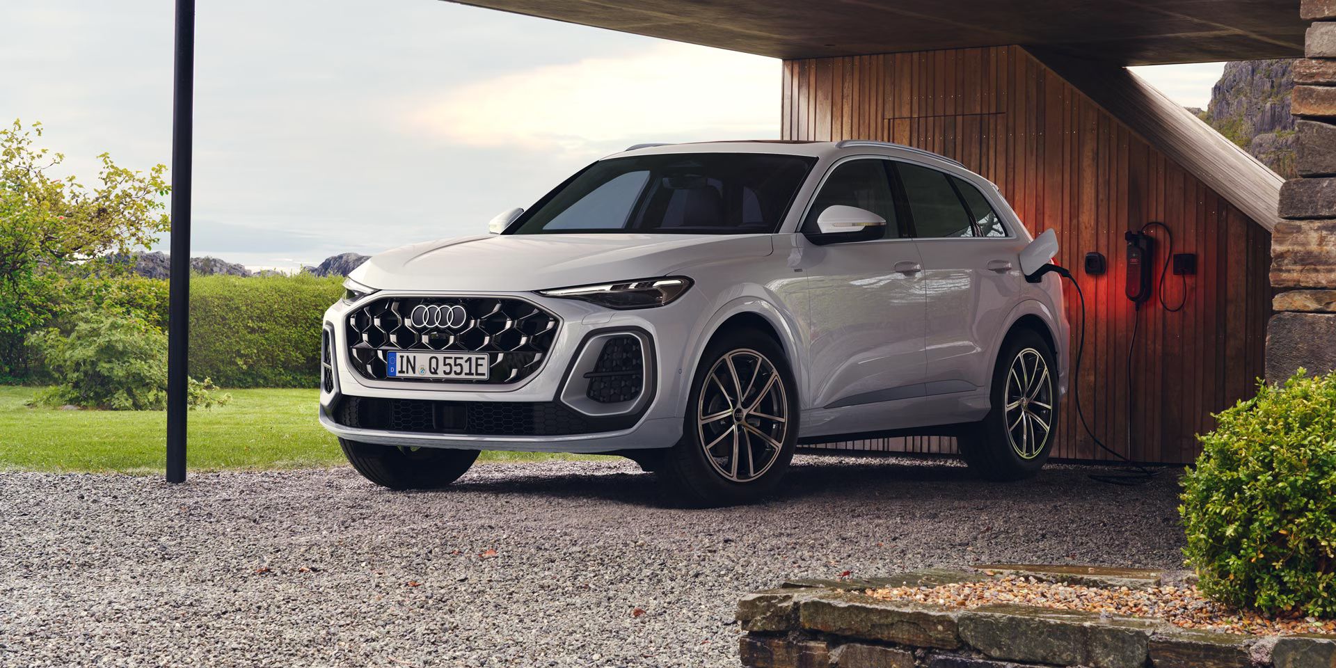 Audi Q5 SUV e-hybrid Seitenansicht vor einem Haus beim Laden 