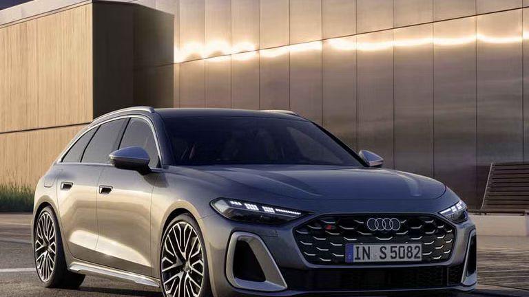 Der S5 Avant steht auf einem Parkplatz vor einem Gebäude, schräg von vorn fotografiert.