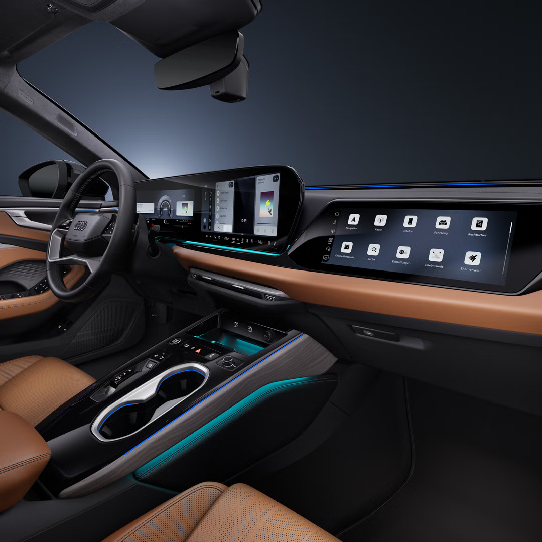 Seitliche Nahaufnahme des Cockpits des Audi A6 allroad e-hybrid mit Fokus auf das Lenkrad und die digitalen Displays.
