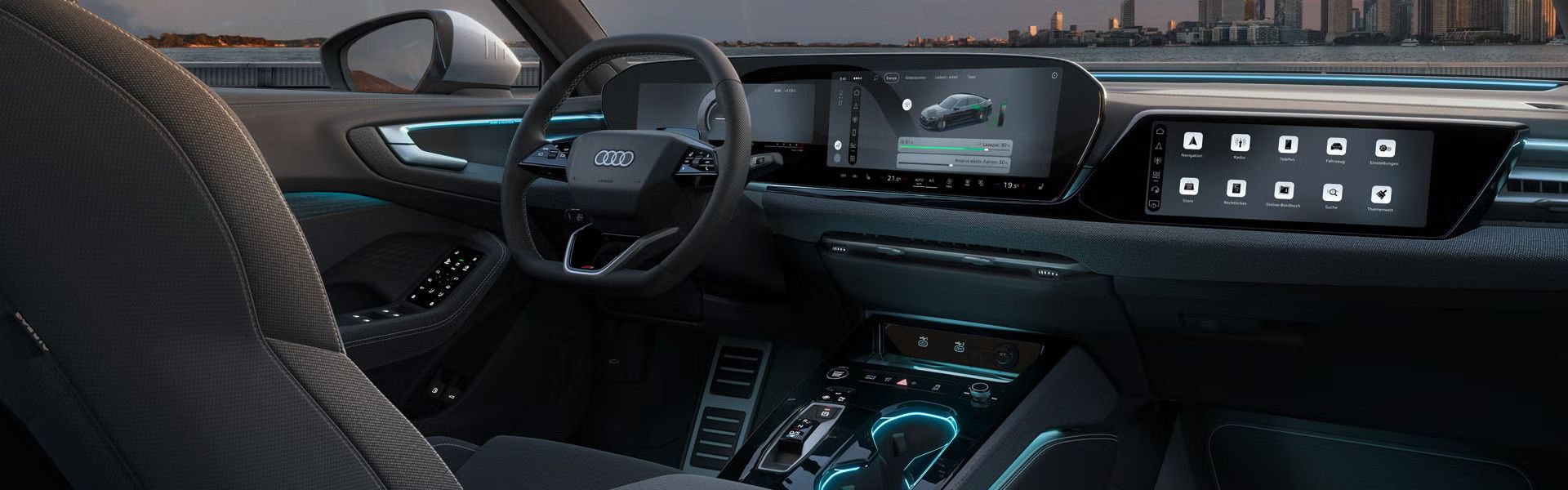 Blick in das Cockpit der A5 Limousine e-hybrid. Zu sehen sind unter anderem die Panoramadisplays und Ambiente Lichter.