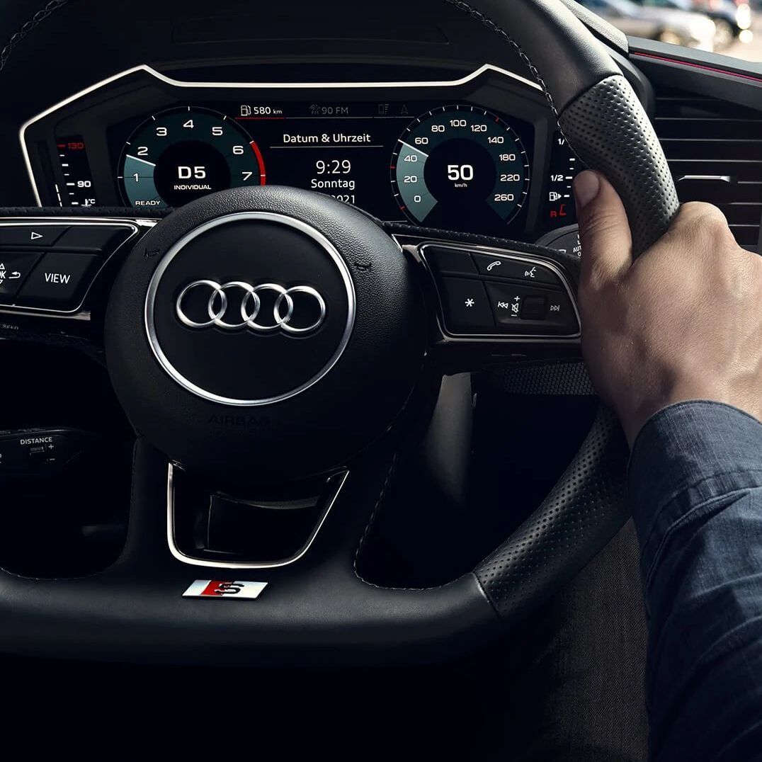 Lenkrad und Cockpit in einem Audi Fahrzeug