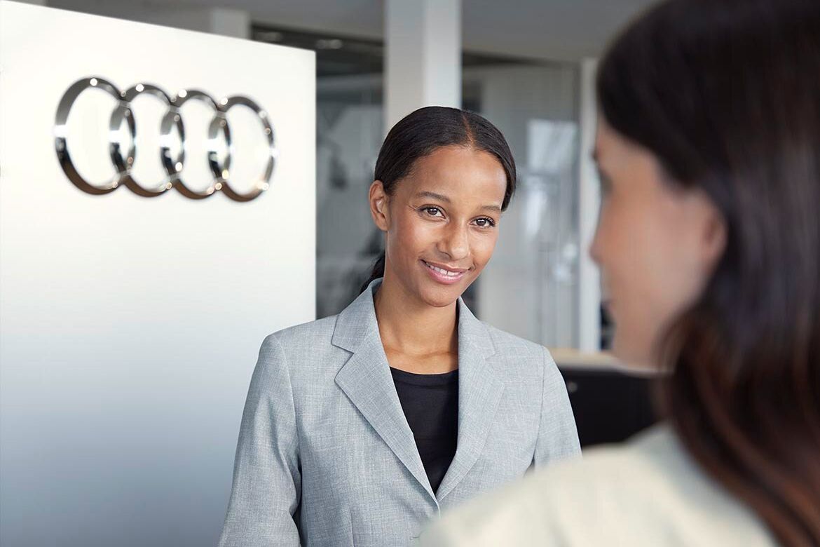 Eine Audi Service Mitarbeiterin im Kundengespräch
