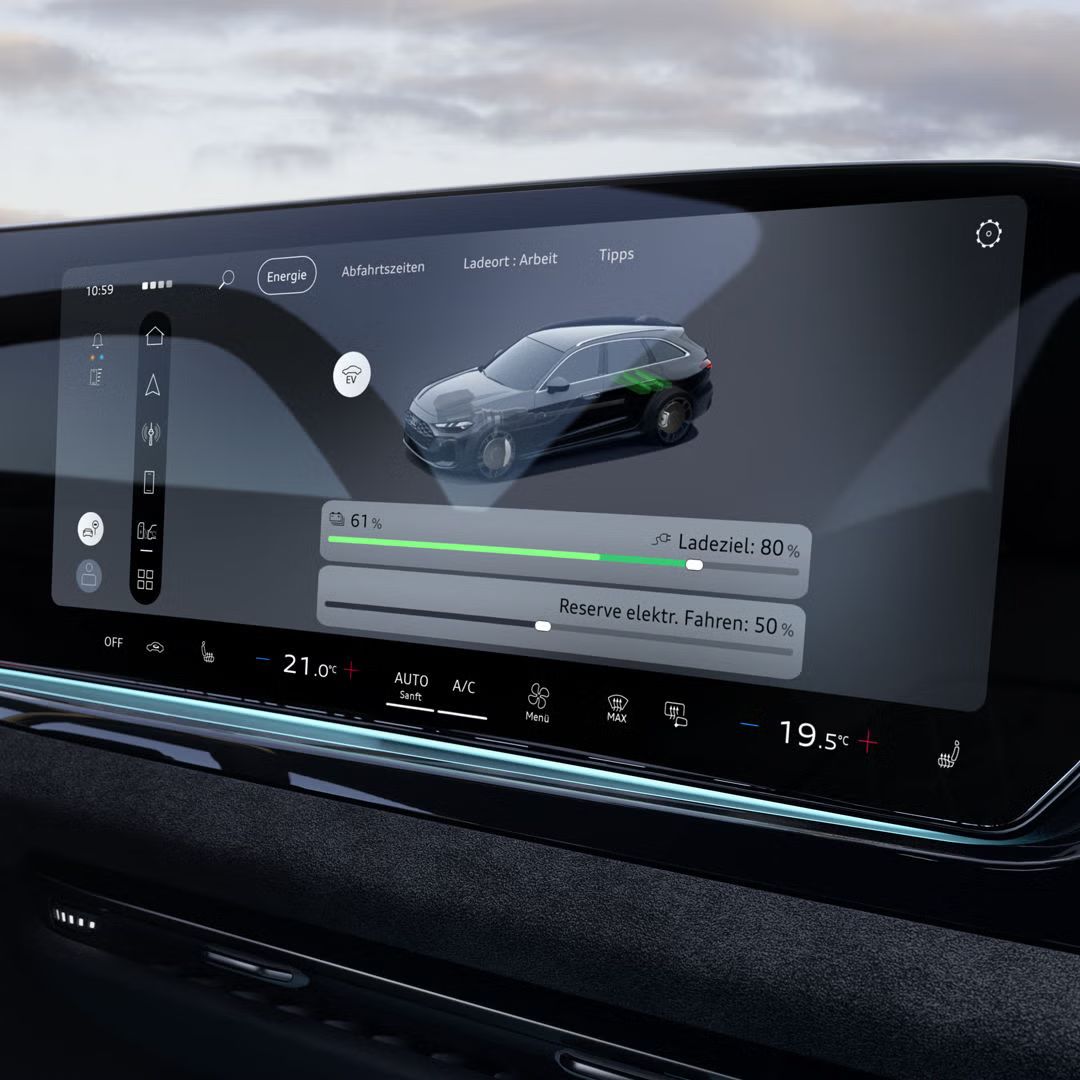 Nahaufnahme des MMI-Displays im A5 Avant e-hybrid. Auf diesem wird der aktuelle Ladezustand, sowie ein Slider zur Regelung der Reserve angezeigt.