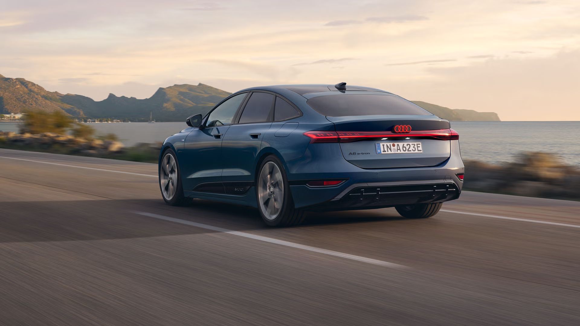 Der A6 Sportback e-tron von schräg oben. Vom Heck und der Front aus unterteilen grüne und blaue Vektoren die Flächen hinter und vor dem Fahrzeug.
