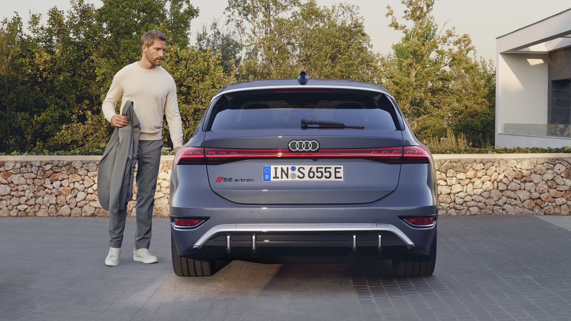 Heckansicht eines Audi S6 Avant e-tron
