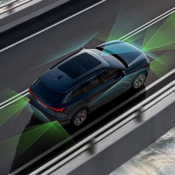 Der Q6 SUV e-tron von schräg oben. Vom Heck und der Front aus unterteilen grüne und blaue Vektoren die Flächen hinter und vor dem Fahrzeug.