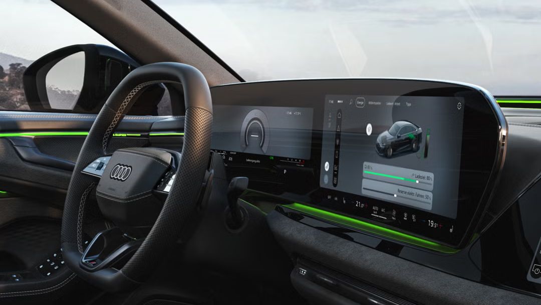 Nahaufnahme des Cockpits aus Beifahrerperspektive mit Fokus auf dem MMI-Display. Auf diesem wird der aktuelle Ladezustand sowie ein Slider zur Regelung der Reserve angezeigt.