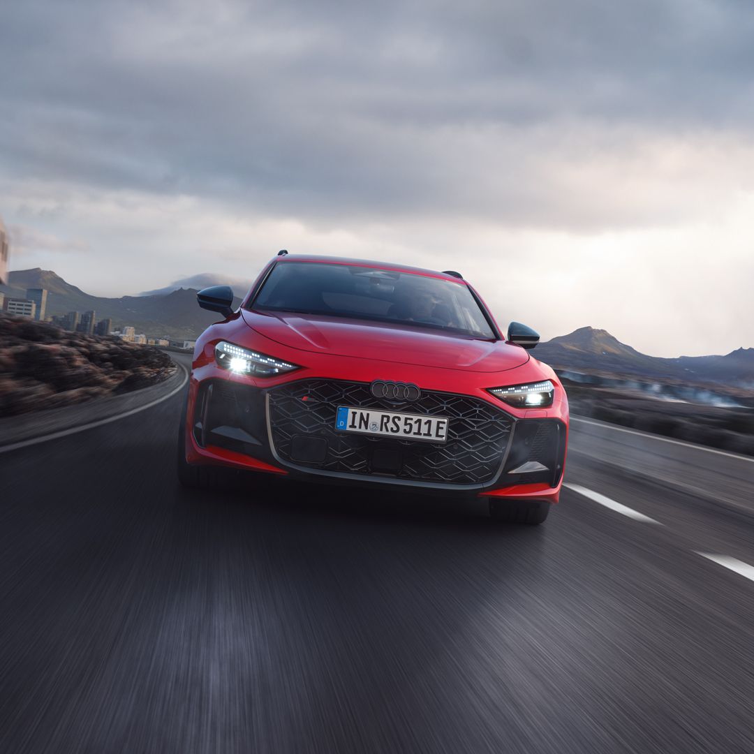 Der RS 5 Avant von vorne fährt auf einer Bergstraße.