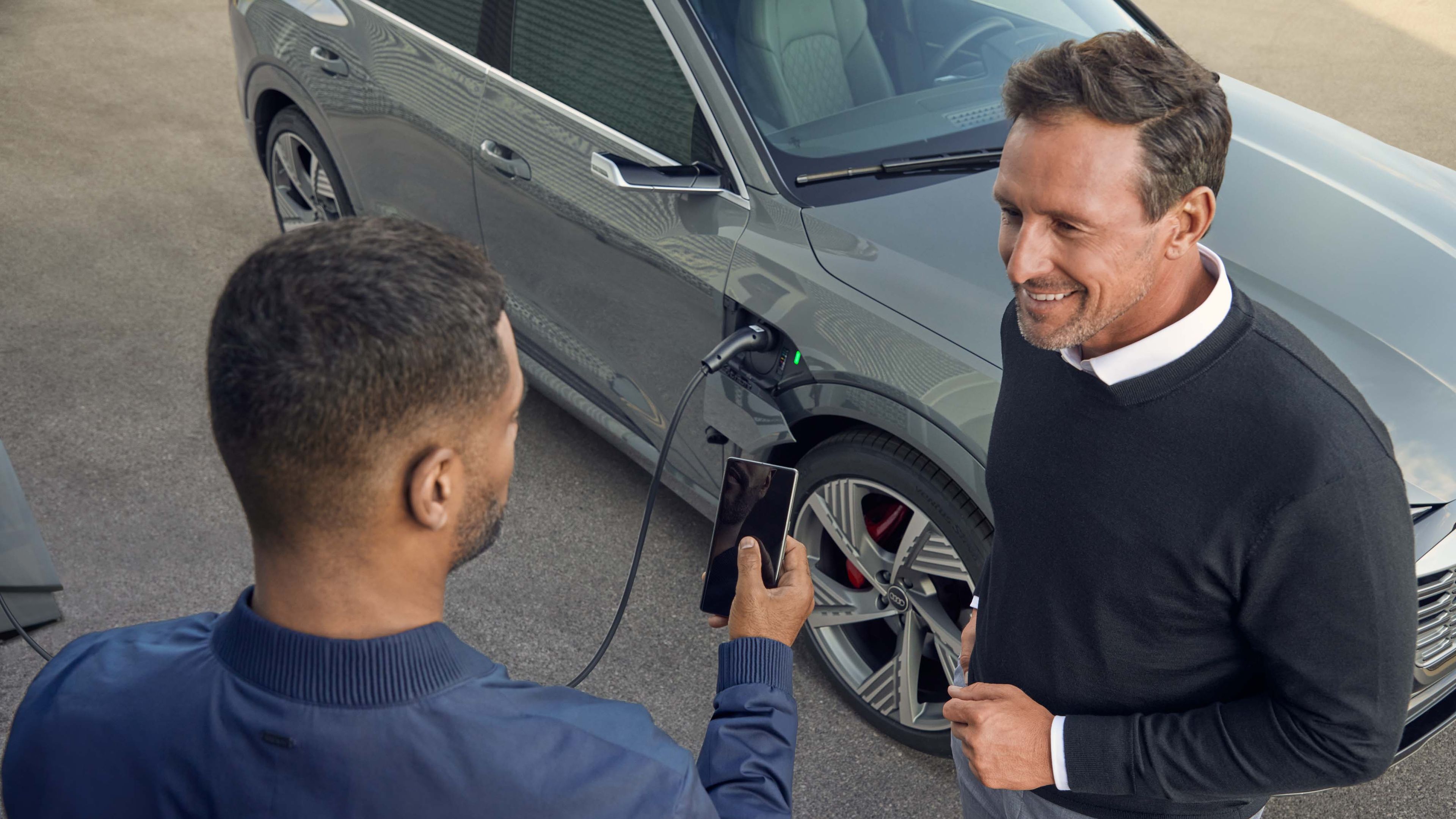 Serviceberater und Kunde in Erklärungssituation mit Smartphone