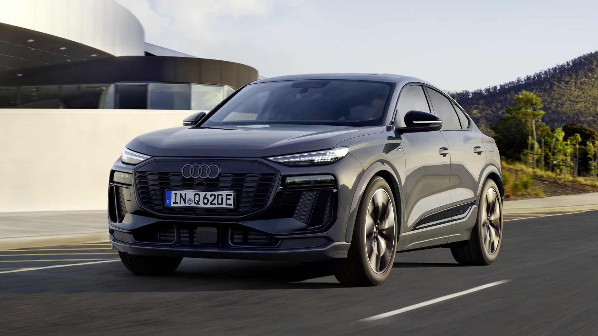 Dynamische Frontansicht des Audi Q6 Sportback e-tron