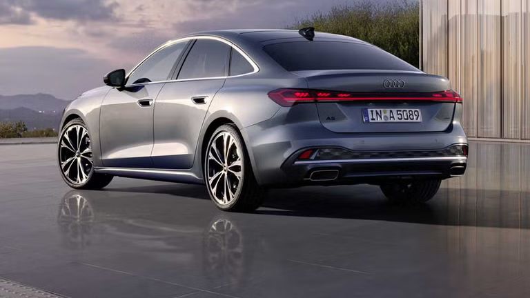 Seitliche Heckansicht einer grauen Audi A5 Limousine