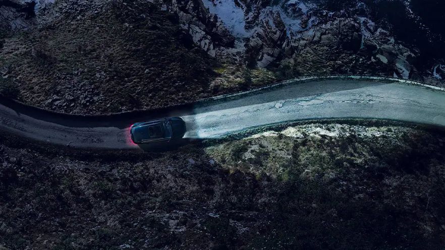 Audi fährt auf einer Bergstraße 