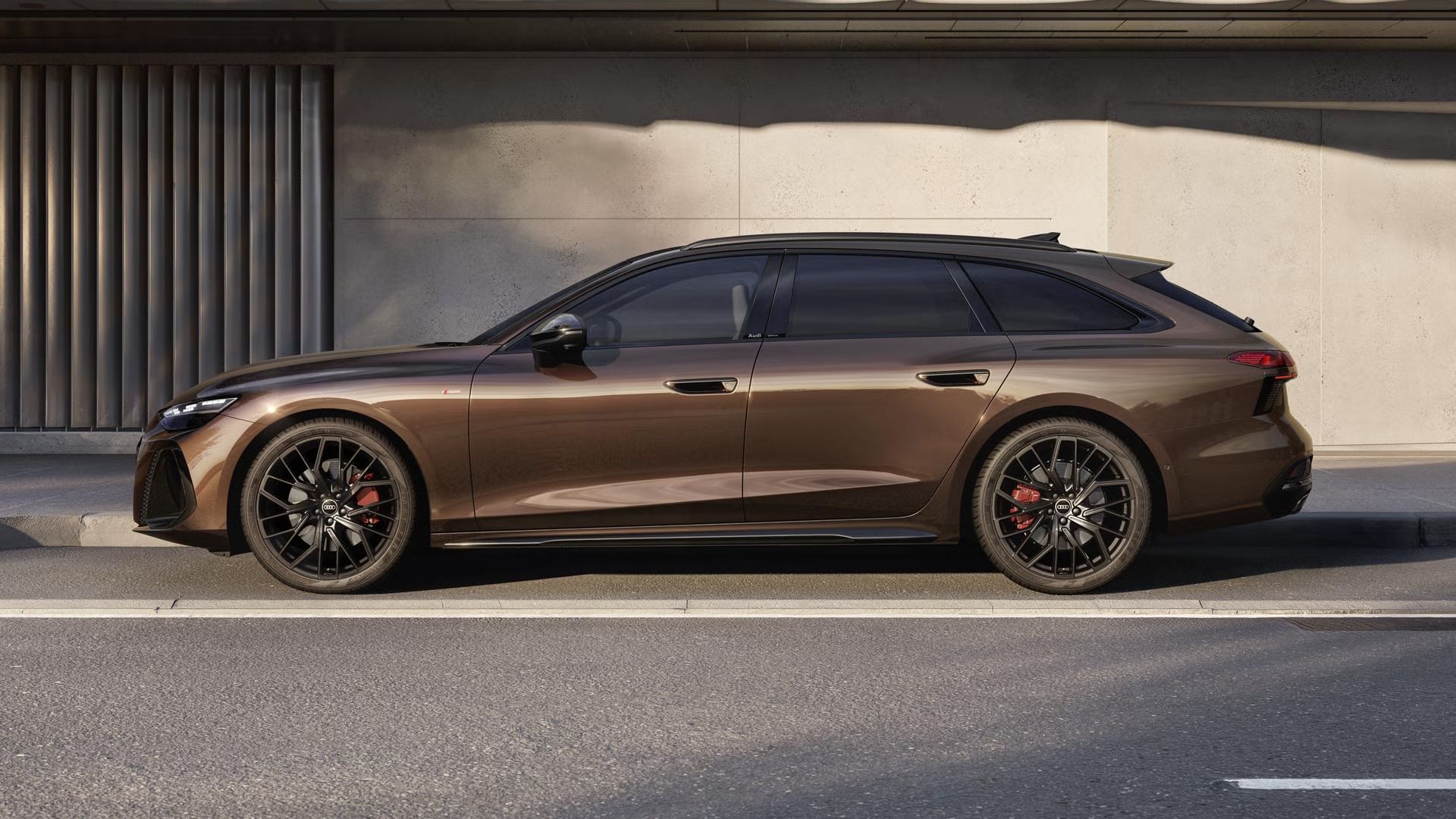 Der A6 Avant steht im Seitenprofil in einer Parkbucht vor der Fassade eines Gebäudes.