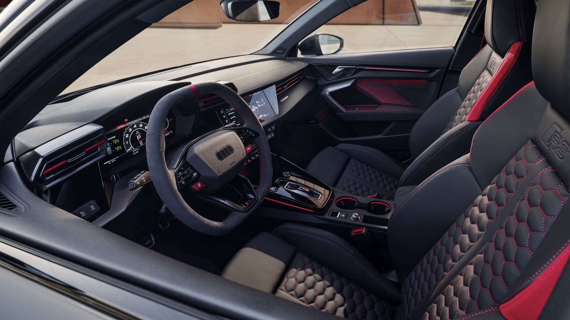 Blick ins Fenster der Fahrerseite auf das Cockpit der RS 3 Limousine.