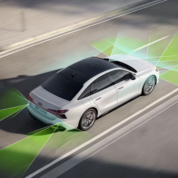 Die A6 Limousine e-hybrid von schräg oben. Vom Heck und der Front aus unterteilen grüne und blaue Vektoren die Flächen hinter und vor dem Fahrzeug.