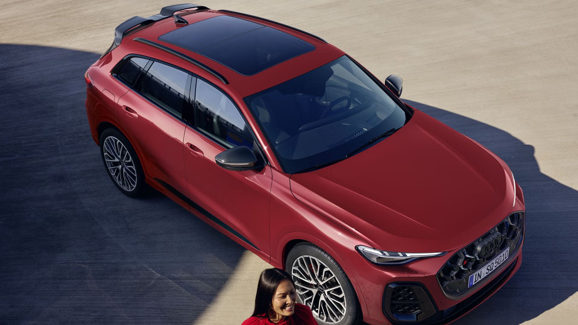 Blick von oben auf den Audi SQ5 SUV mit der Individuallackierung in Granatrot Perleffekt.