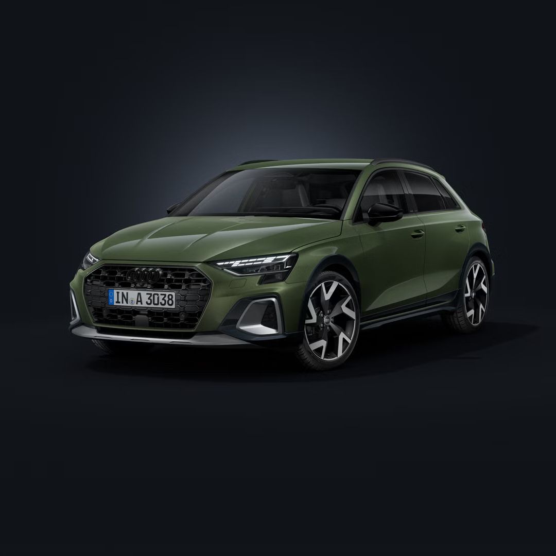 Der Audi A3 allstreet schräg von vorn auf dunklem Hintergrund.
