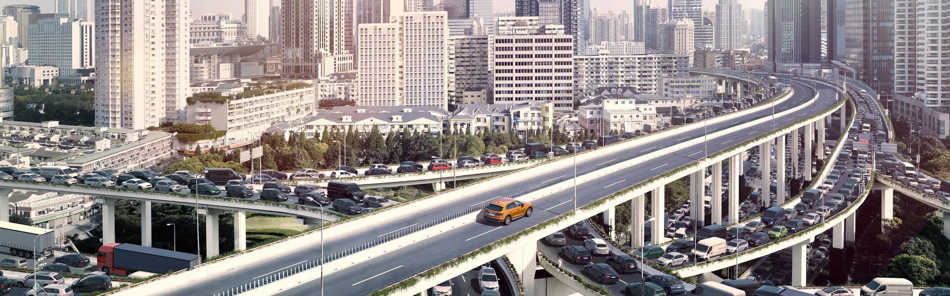 Ein orangener Audi fährt über eine Brücke